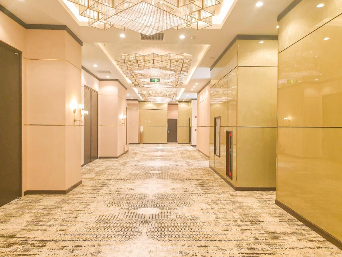 Diamond Stars Ben Tre Hotel Exterior foto A corridor in a hotel