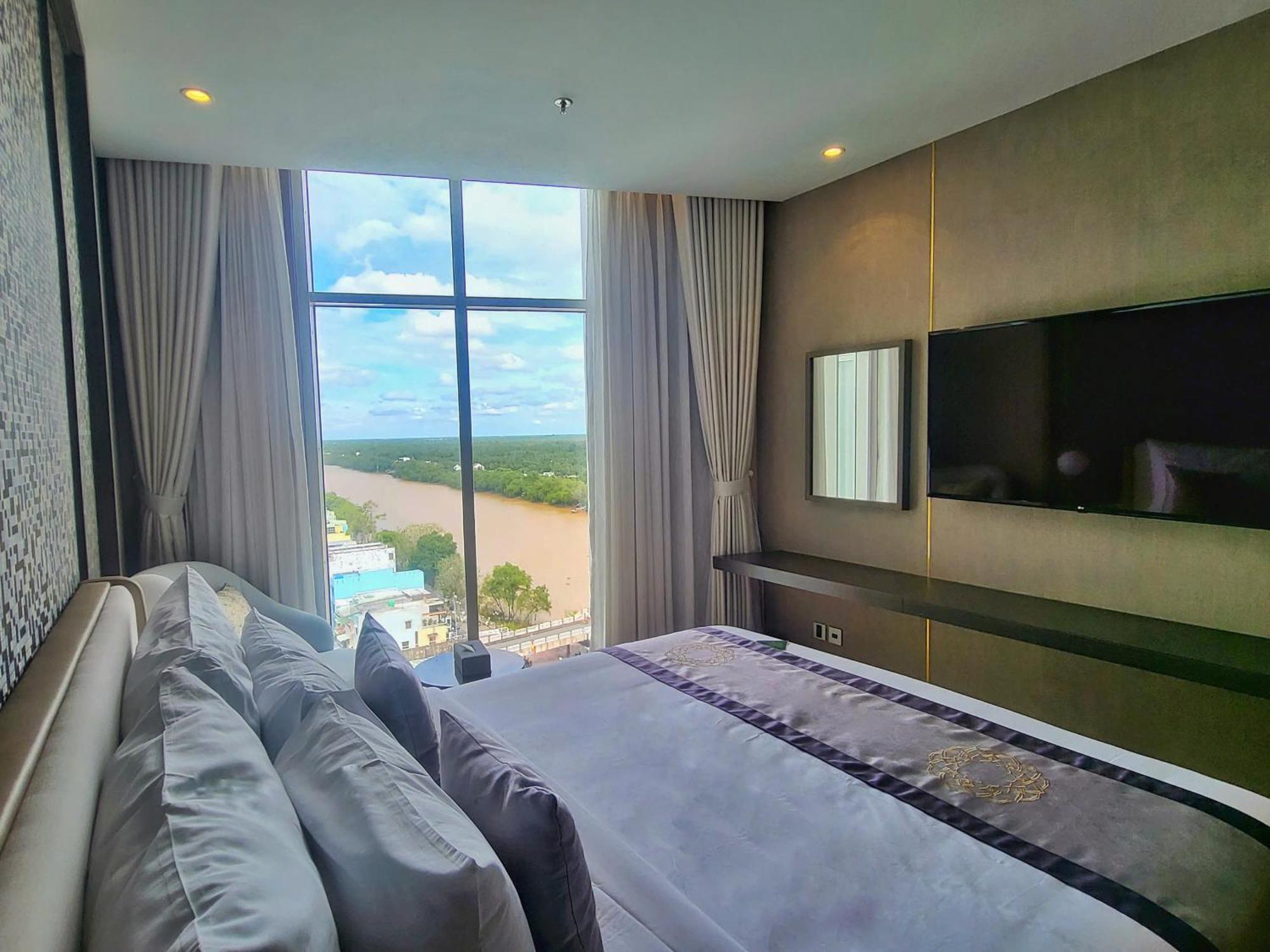 Diamond Stars Ben Tre Hotel Exterior foto A bedroom at the hotel