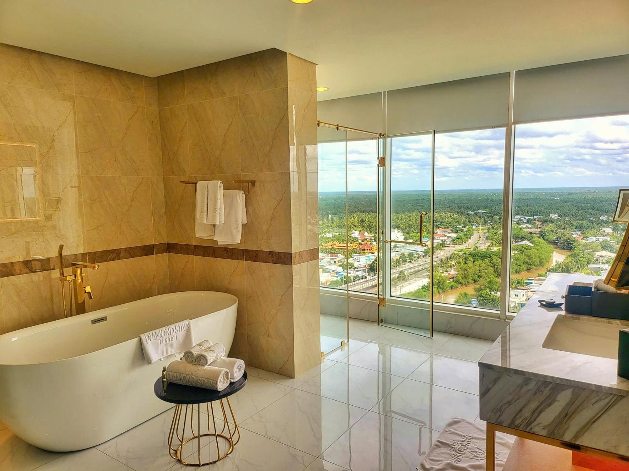 Diamond Stars Ben Tre Hotel Exterior foto Bathroom of a suite at the hotel