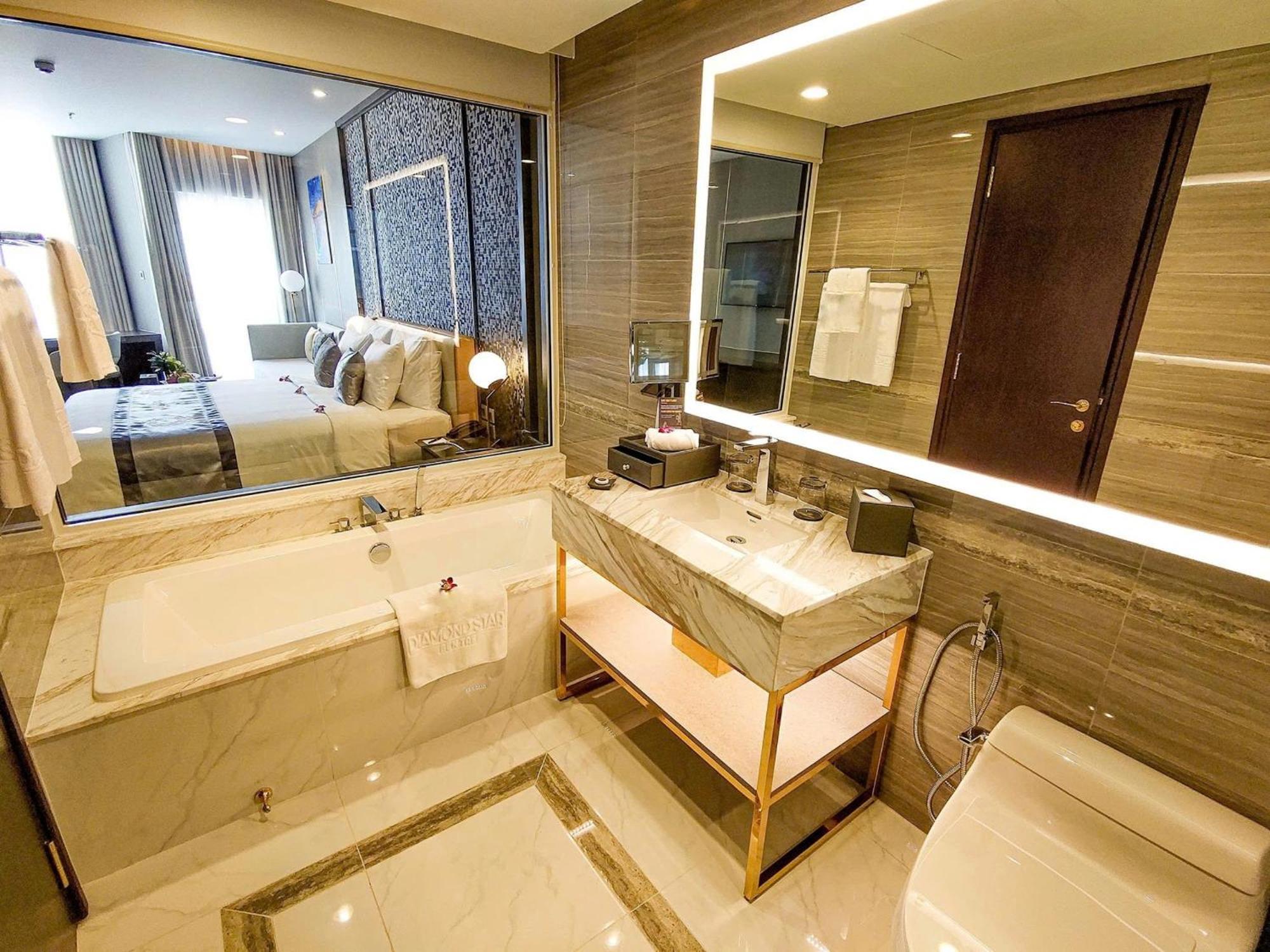 Diamond Stars Ben Tre Hotel Exterior foto Bathroom